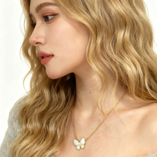 Collana Butterfly Kiss Madreperla dorato forma farffalla Gioielli acciaio inossidabile Liny Jewels Milano