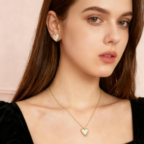 Orecchini Love Madreperla forma cuore dorato gold collana cuore madreperla dorato gold Gioielli acciaio inossidabile Liny Jewels Milano